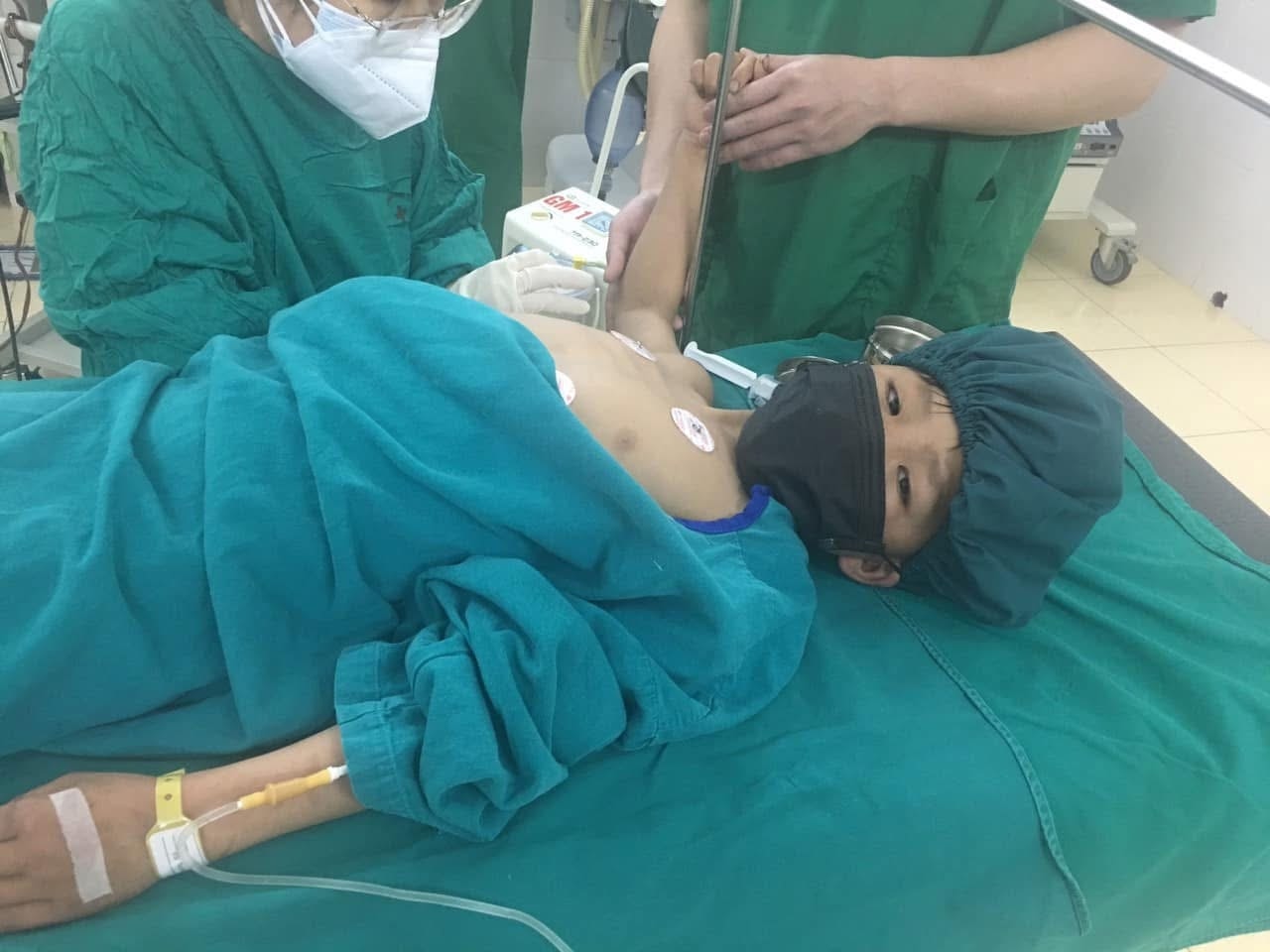 Em Vàng A Cường trước ca phẫu thuật cánh tay phải