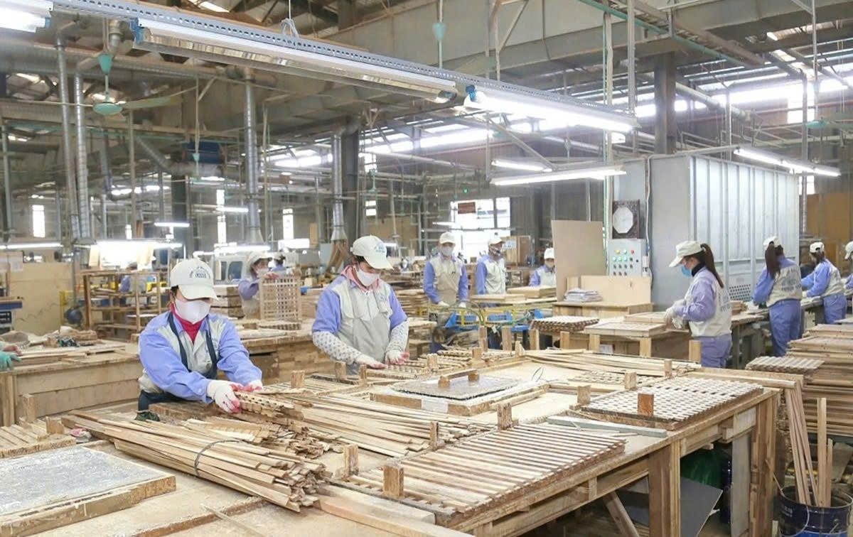Sản xuất gỗ nội thất tại Công ty cổ phần Woodsland Tuyên Quang.