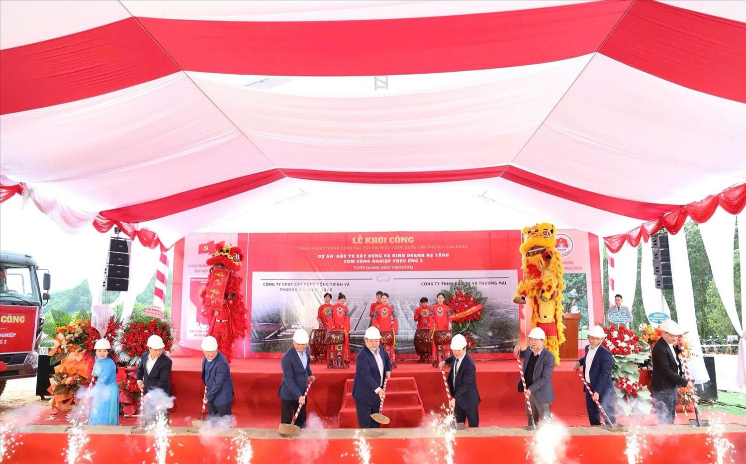 Các đại biểu thực hiện lễ khởi công dự án hạ tầng Cụm công nghiệp Phúc Ứng 2.