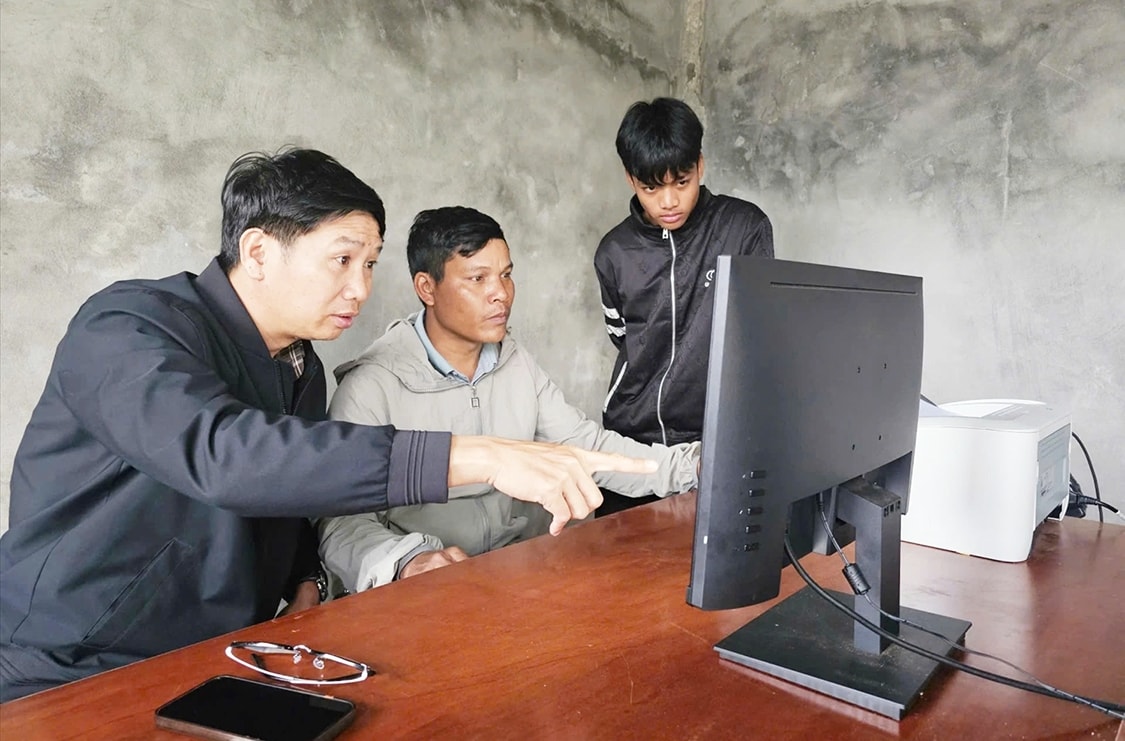 Người dân ở thôn Đồng Đờng được hướng dẫn cách sử dụng máy tính, máy in để tìm kiếm thông tin, in ấn văn bản