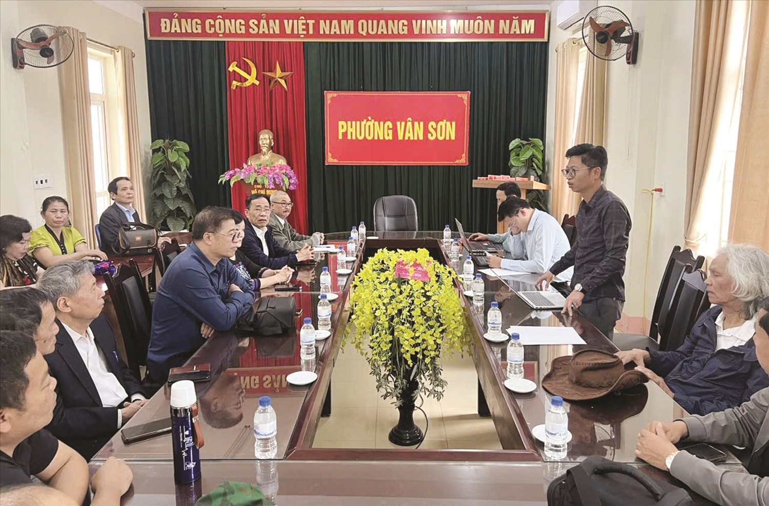 Tác giả bài viết (người thứ hai hàng ghế đầu bên trái) trong một buổi làm việc tại phường Vân Sơn, tỉnh Sơn La.  (Ảnh chụp tháng 2/2026)
