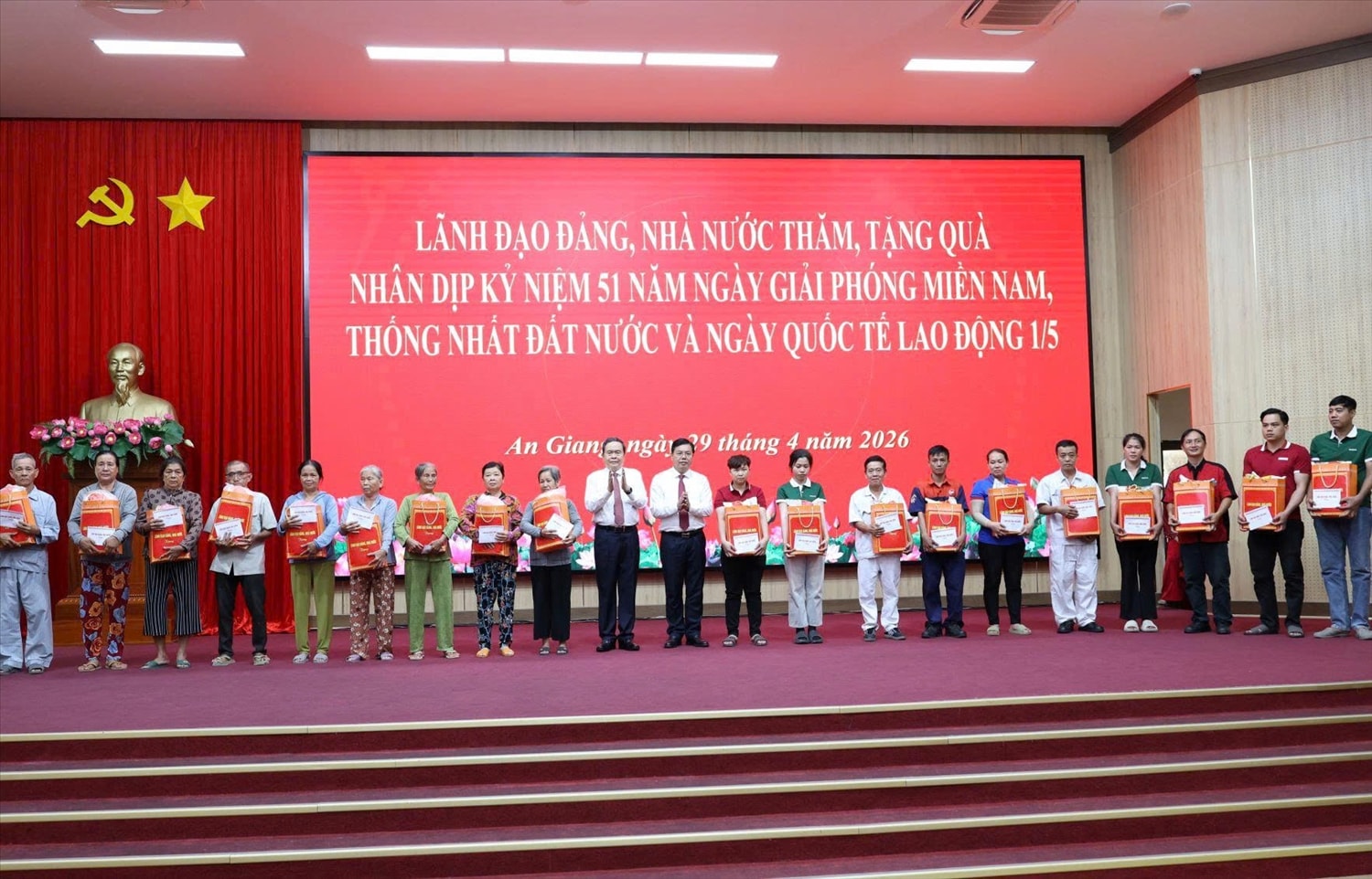  Chủ tịch Quốc hội Trần Thanh Mẫn  và Bí thư Tỉnh uỷ Nguyễn Tiến Hải  trao quà gia đình chính sách và công nhân lao động tại trụ sở Tỉnh uỷ An Giang 