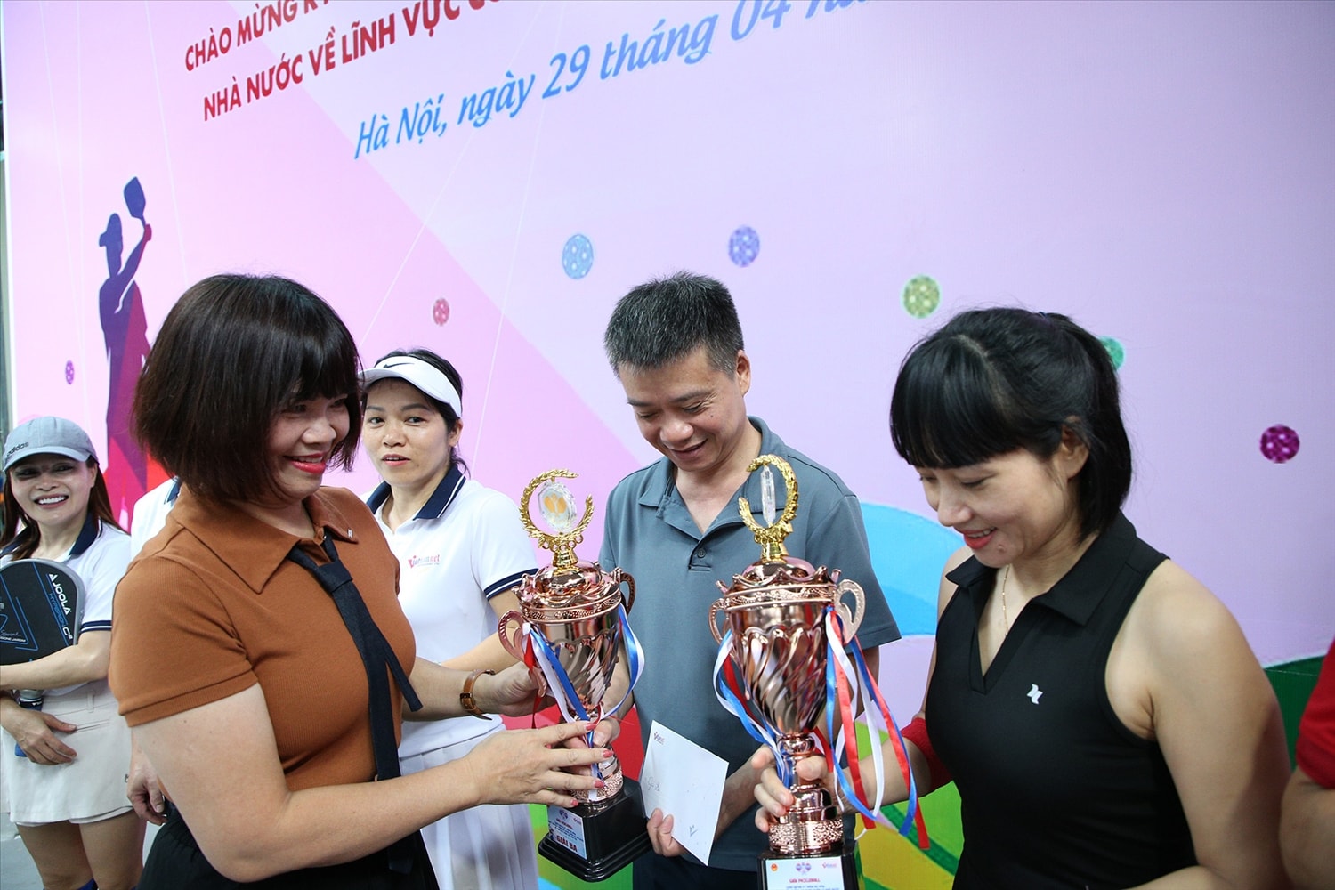 Bà Bùi Thị Hạ - Phó Tổng biên tập Báo VietNamNet trao giải ba cho các vận động viên