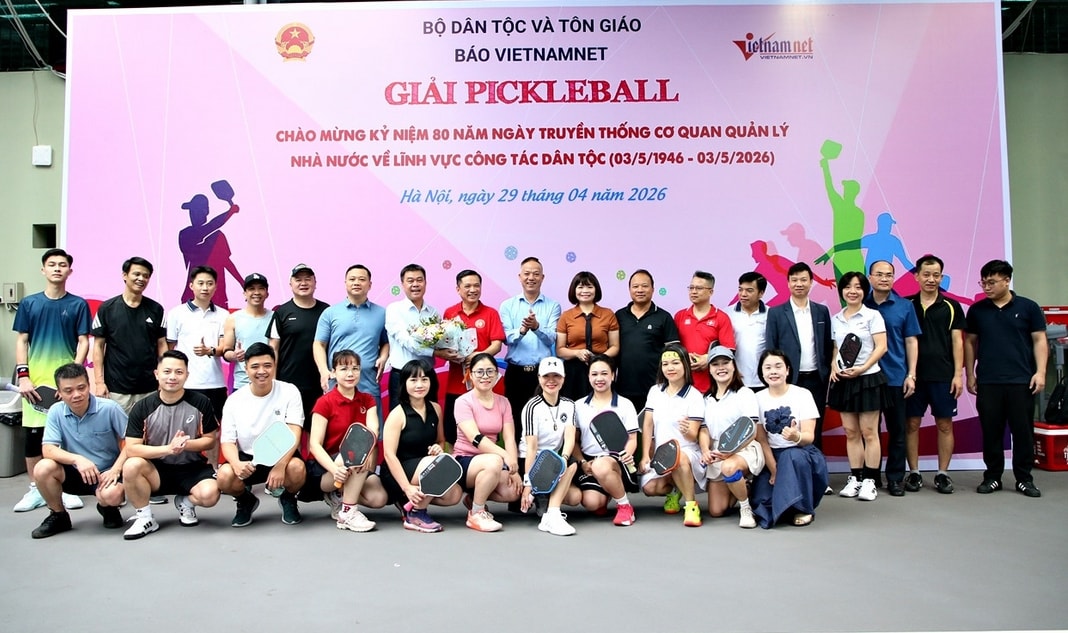 Trưởng Ban tổ chức - ông Nguyễn Văn Bá tặng hoa các vận động viên.