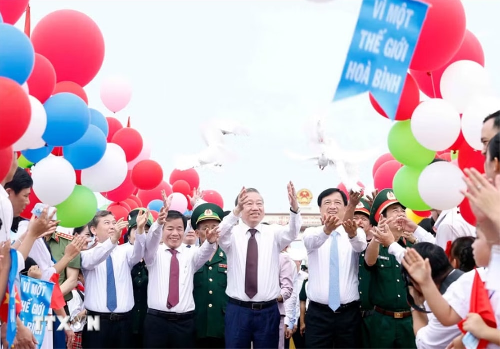 Tổng Bí thư, Chủ tịch nước Tô Lâm và các đại biểu thả chim bồ câu trên cầu Hiền Lương - Ảnh: TTXVN
