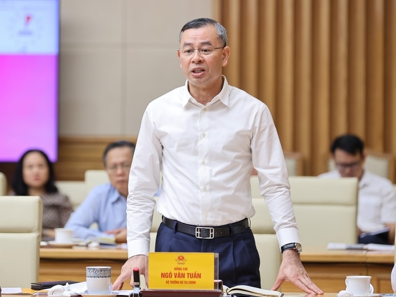 Bộ trưởng Bộ Tài chính Ngô Văn Tuấn báo cáo tại cuộc làm việc - Ảnh: VGP/Nhật Bắc