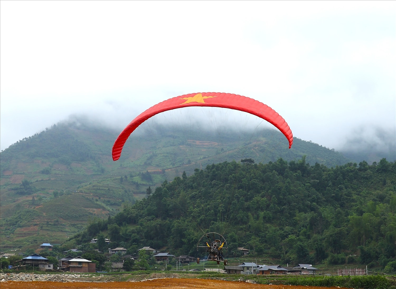 Đây là loại hình du lịch kết hợp giữa thể thao mạo hiểm và khám phá thiên nhiên, góp phần đa dạng hóa sản phẩm du lịch của địa phương. 
