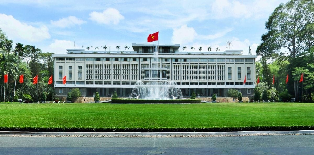 Dinh Độc Lập, hay Hội trường Thống Nhất, là một điểm đến lịch sử được du khách trong và ngoài nước yêu thích khi đến thăm thành phố.