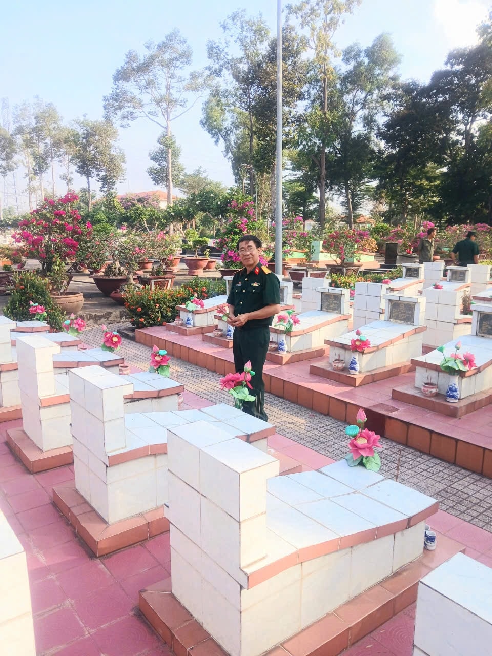 Tác giả bài viết - Thiếu tá Nguyễn Vũ Điền thắp hương viếng mộ đồng đội tại Nghĩa trang liệt sỹ Tân An