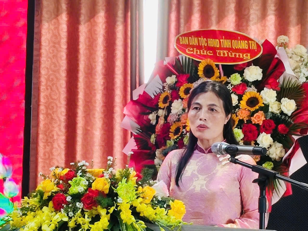 Bà Hồ Thị Minh, Phó Giám đốc Sở Dân tộc và Tôn giáo tỉnh Quảng Trị đọc diễn văn ôn lại chặng đường 80 năm ngành quản lý nhà nước về lĩnh vực dân tộc