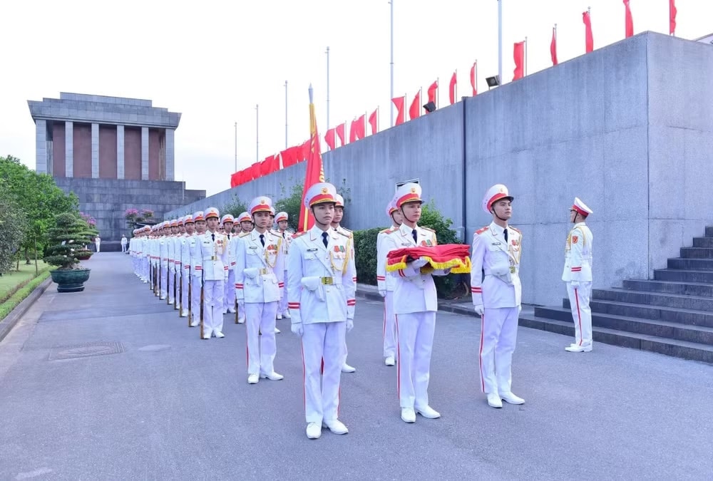 Đúng 5 giờ 50 phút, Đội tiêu binh danh dự xuất phát từ phía sau Lăng Chủ tịch Hồ Chí Minh.