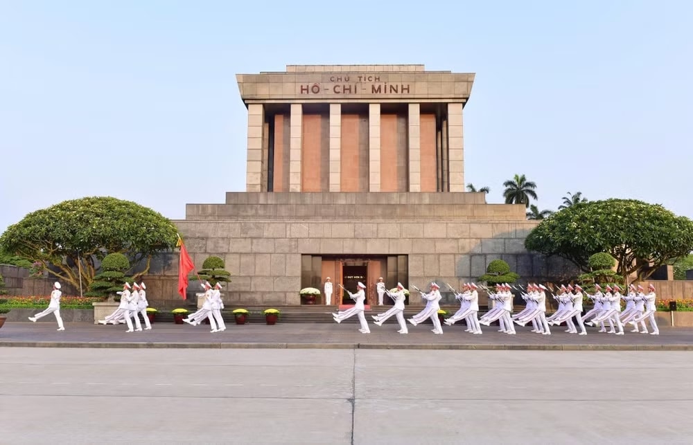 Đội tiêu binh diễu hành một vòng qua cửa Lăng.