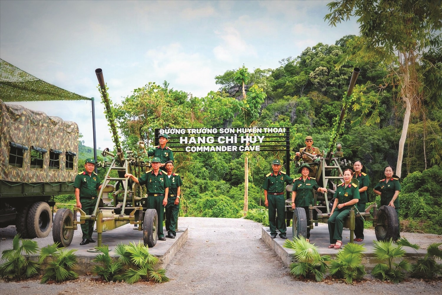Hang Chỉ Huy đưa mọi người như được trở lại những năm tháng chiến tranh gian khổ, ác liệt nhưng đầy khí phách hào hùng của dân tộc