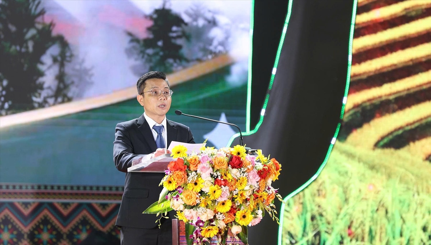 Phó Chủ tịch UBND phường Sa Pa Nguyễn Phước Toàn phát biểu khai mạc. (Ảnh Trọng Bảo)