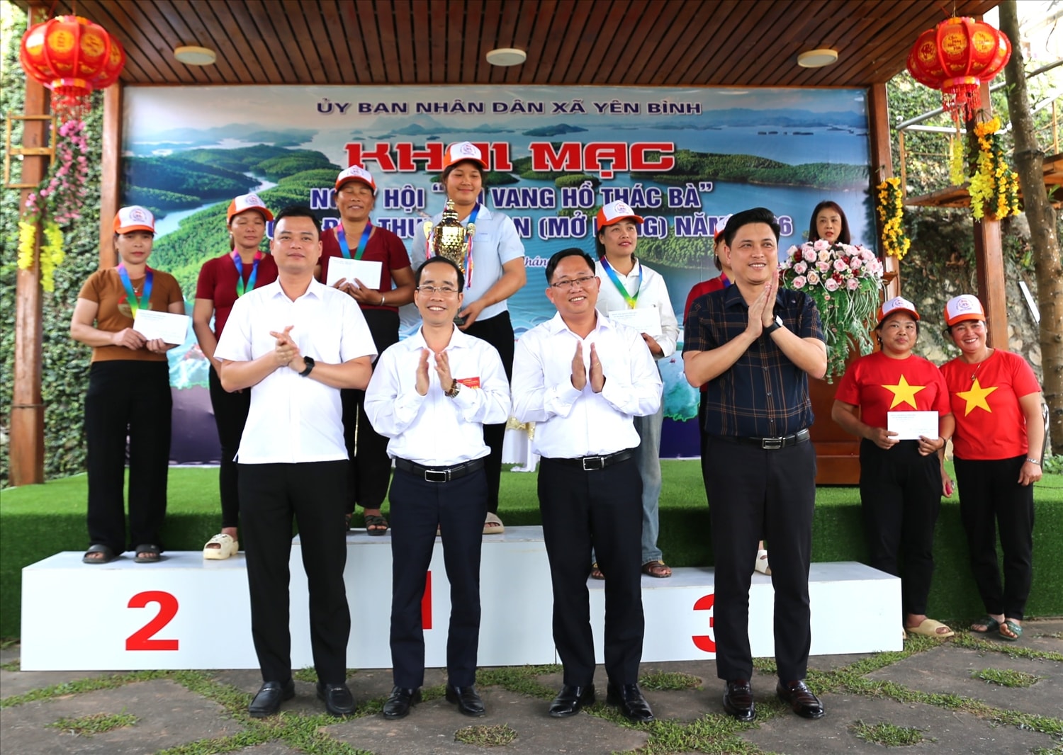 Ban Tổ chức trao Cúp, huy chương cho các đôi đạt giải nhất, nhì, ba và khuyến khích