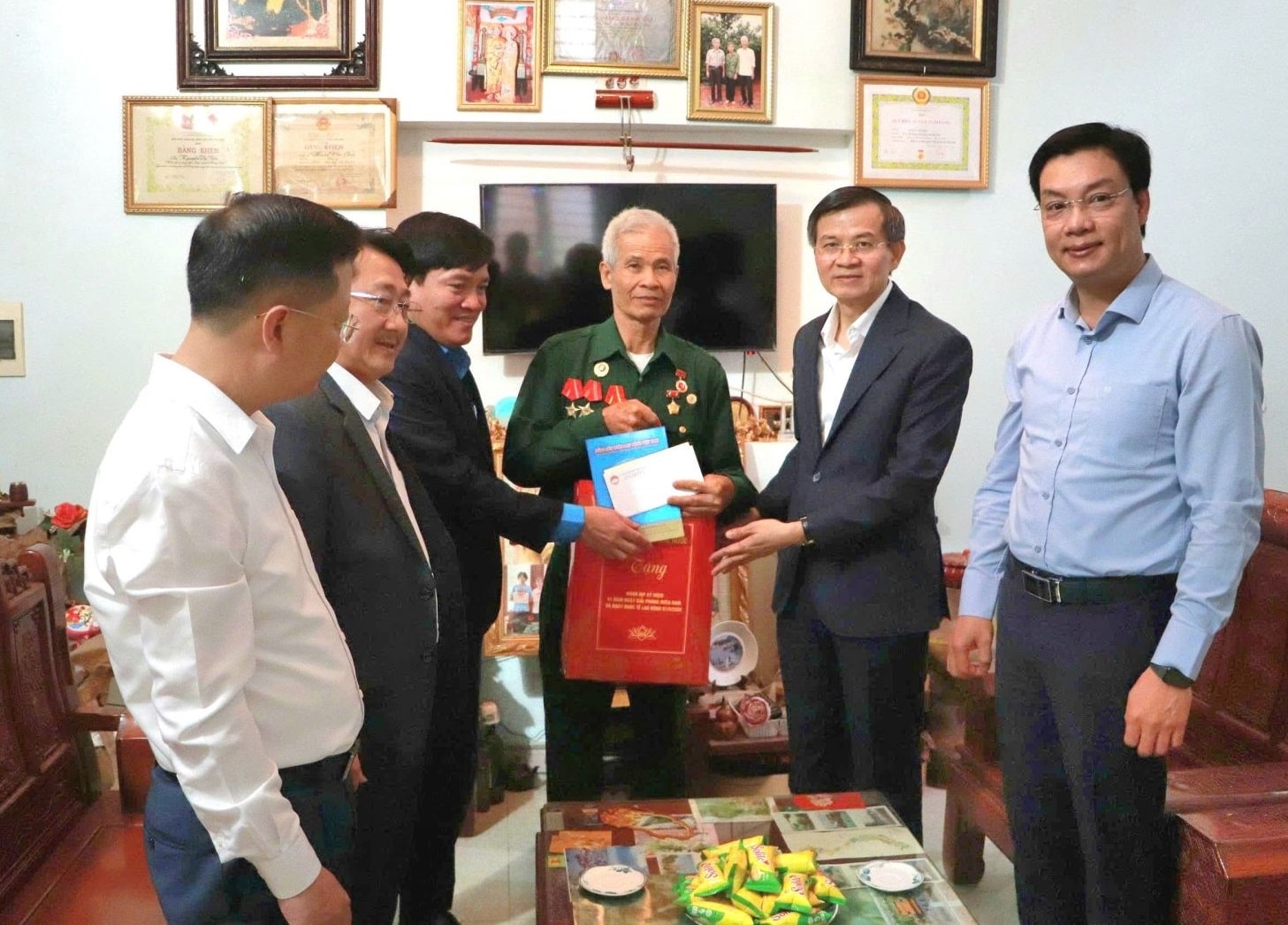 Đồng chí Đoàn Minh Huấn thăm, tặng quà ông Hoàng Văn Giáp  là người có công ở phường Đoàn Kết (Ảnh Cổng TTĐTLC)