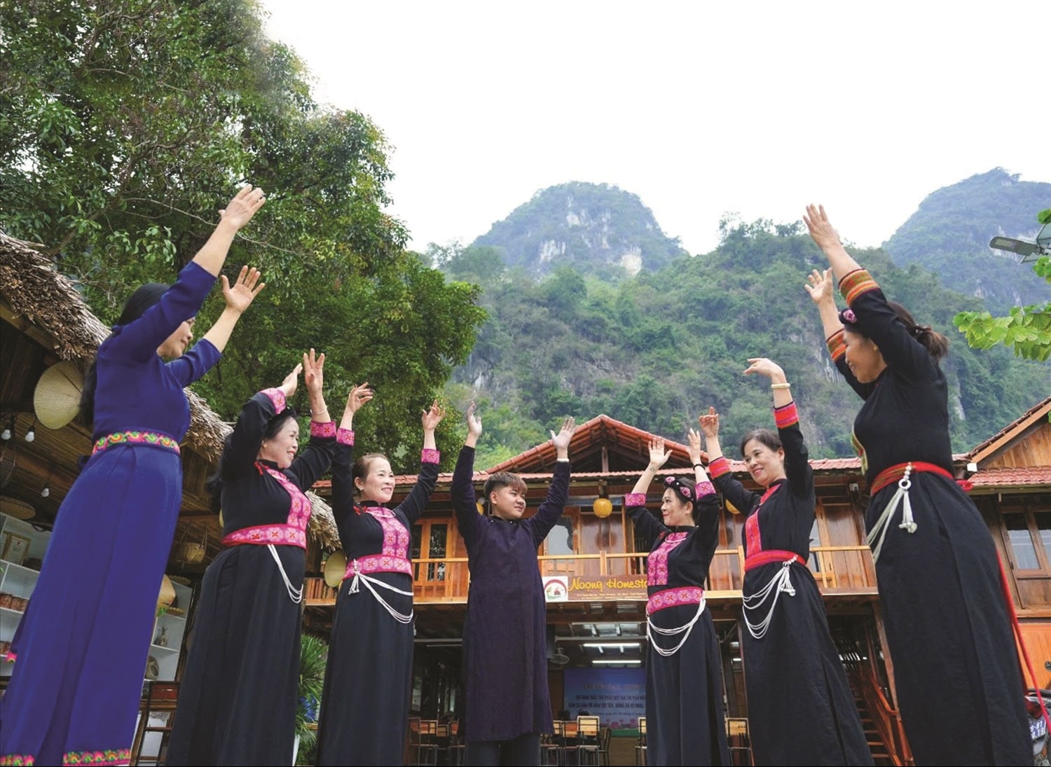Mai Tiến Đạt, thành viên CLB hát Then - đàn Tính Thái Nguyên tìm đến nghệ nhân để học lời hát, tích truyện, từ đó sáng tạo trong cách thể hiện