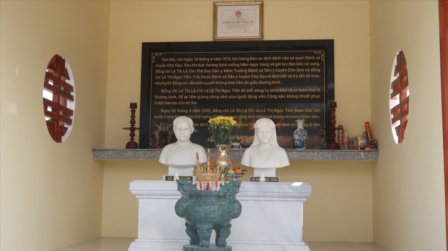 Bia tưởng niệm Liệt sĩ Lê Thị Lệ Chi và Lê Thị Ngọc Tiến trên địa bàn xã Bình Ninh, tỉnh Đồng Tháp.