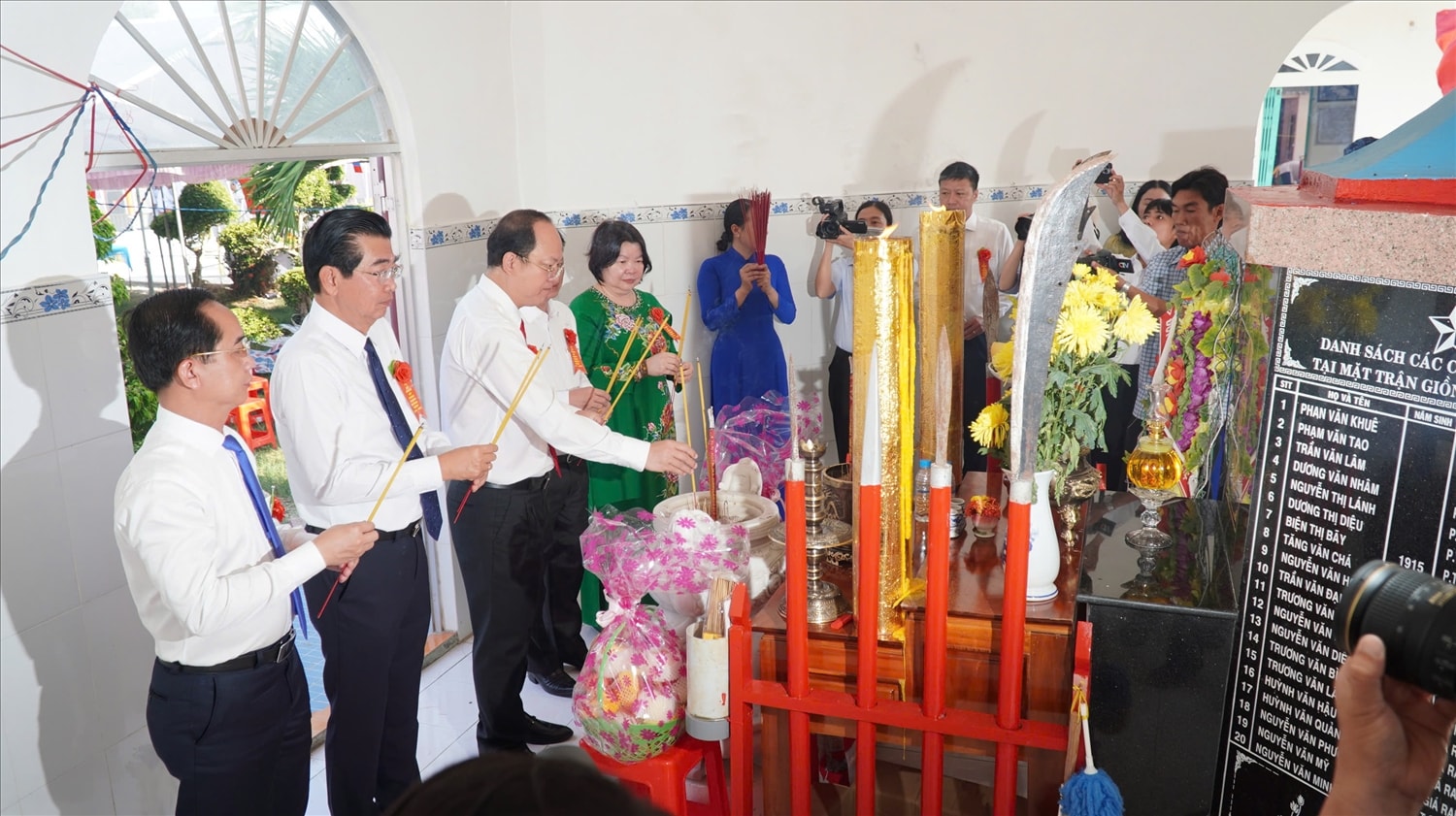 Bí thư Tỉnh ủy Cà Mau Nguyễn Hồ Hải (thứ 3 từ trái qua) cùng lãnh đạo các ban, ngành tỉnh tưởng niệm những chiến sĩ đã hy sinh trong trận Giồng Bốm năm xưa. (Ảnh: Thúy An) 