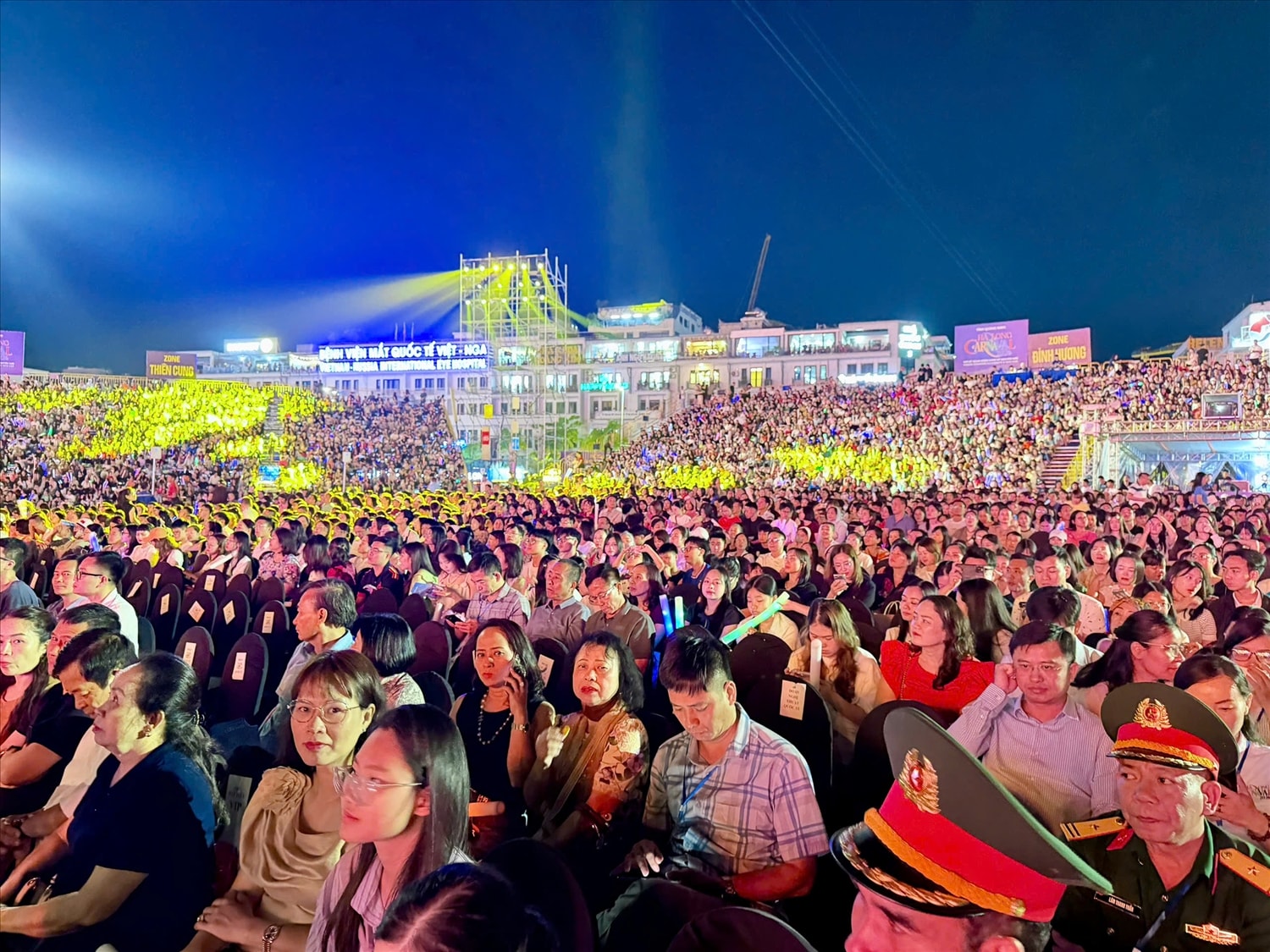 Carnaval Hạ Long 2026 thu hút đông đảo người dân và khách du lịch thập phương đổ  về