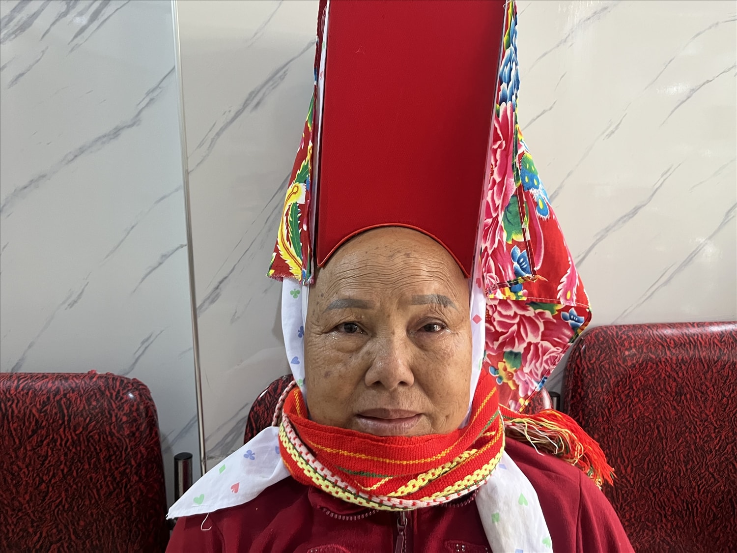 Bà Lý Á, dân tộc Dao ở xã Cư M’gar phải điều trị mắt trong 2 tuần do bụi hạt tiêu bay vào.