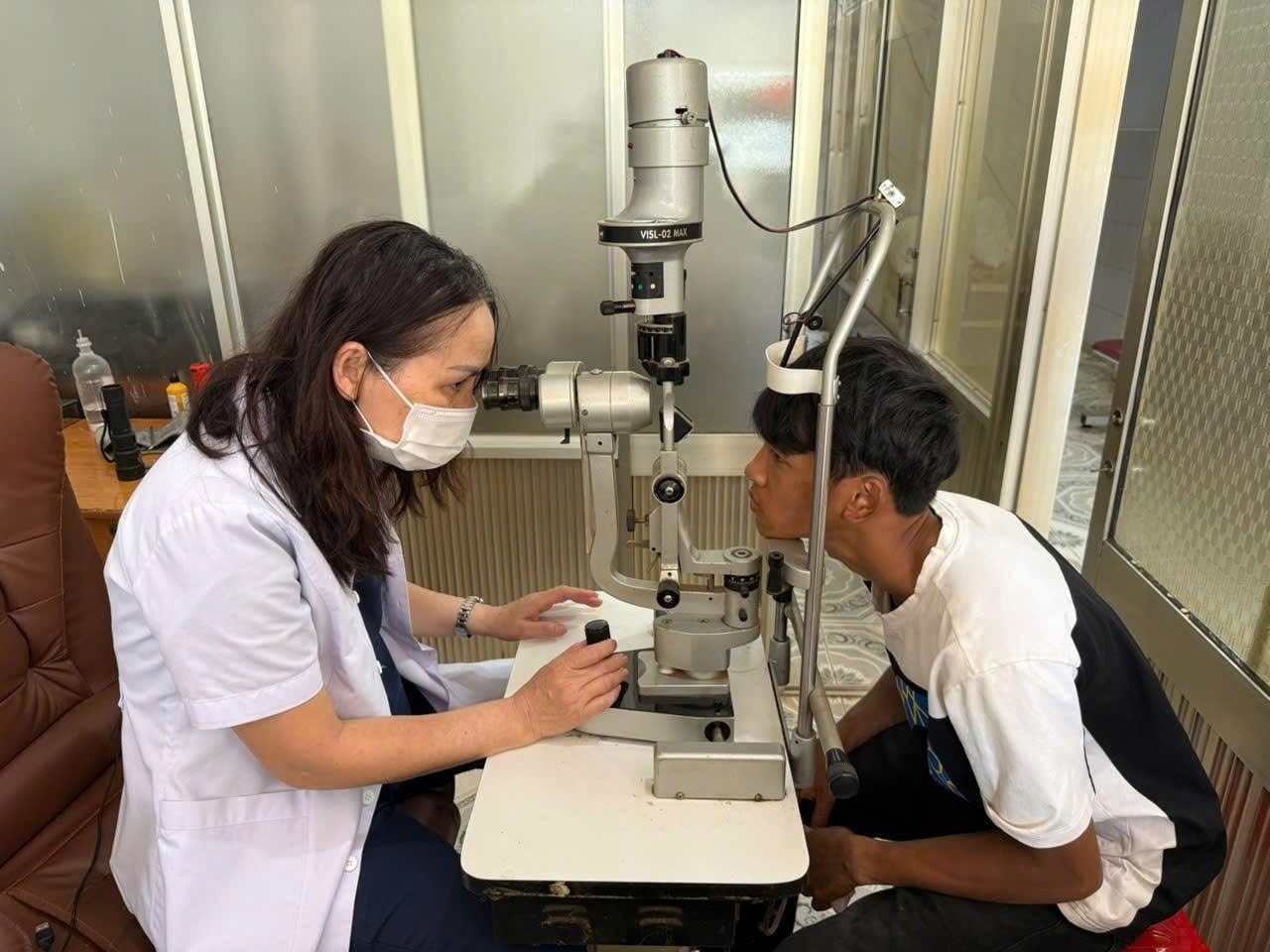 Bác sĩ Hồ Huệ khám mắt cho người dân tại Bệnh viện Cư M’ gar.