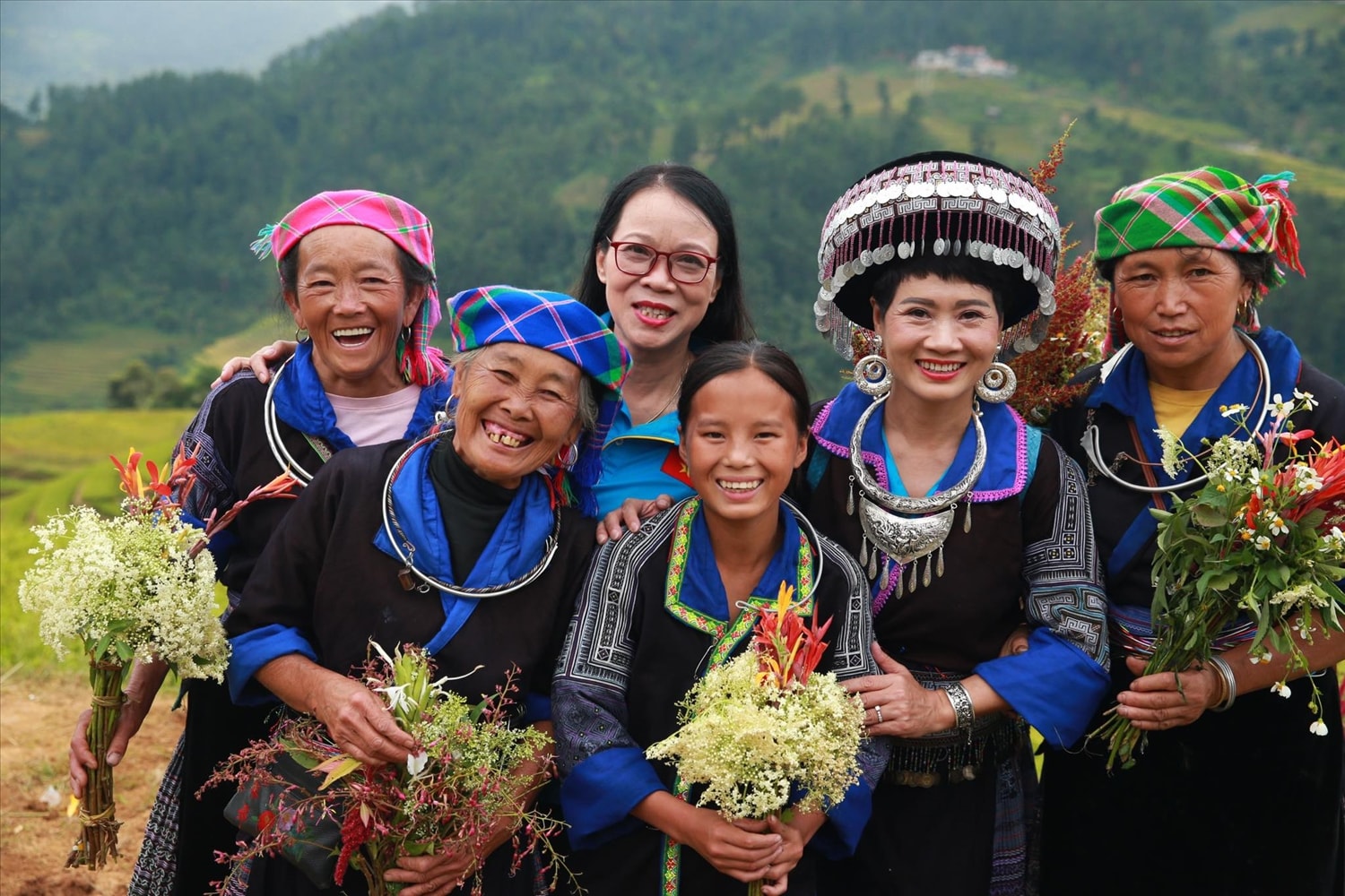 Bà Hoàng Thị Hạnh, nguyên Thứ trưởng Ủy ban Dân tộc (đeo kính) cùng đồng Mông xã Mù Cang Chải, tỉnh Lào Cai: Một lời giải thích về pháp luật từ miệng người có uy tín có giá trị bằng hàng chục buổi hội thảo