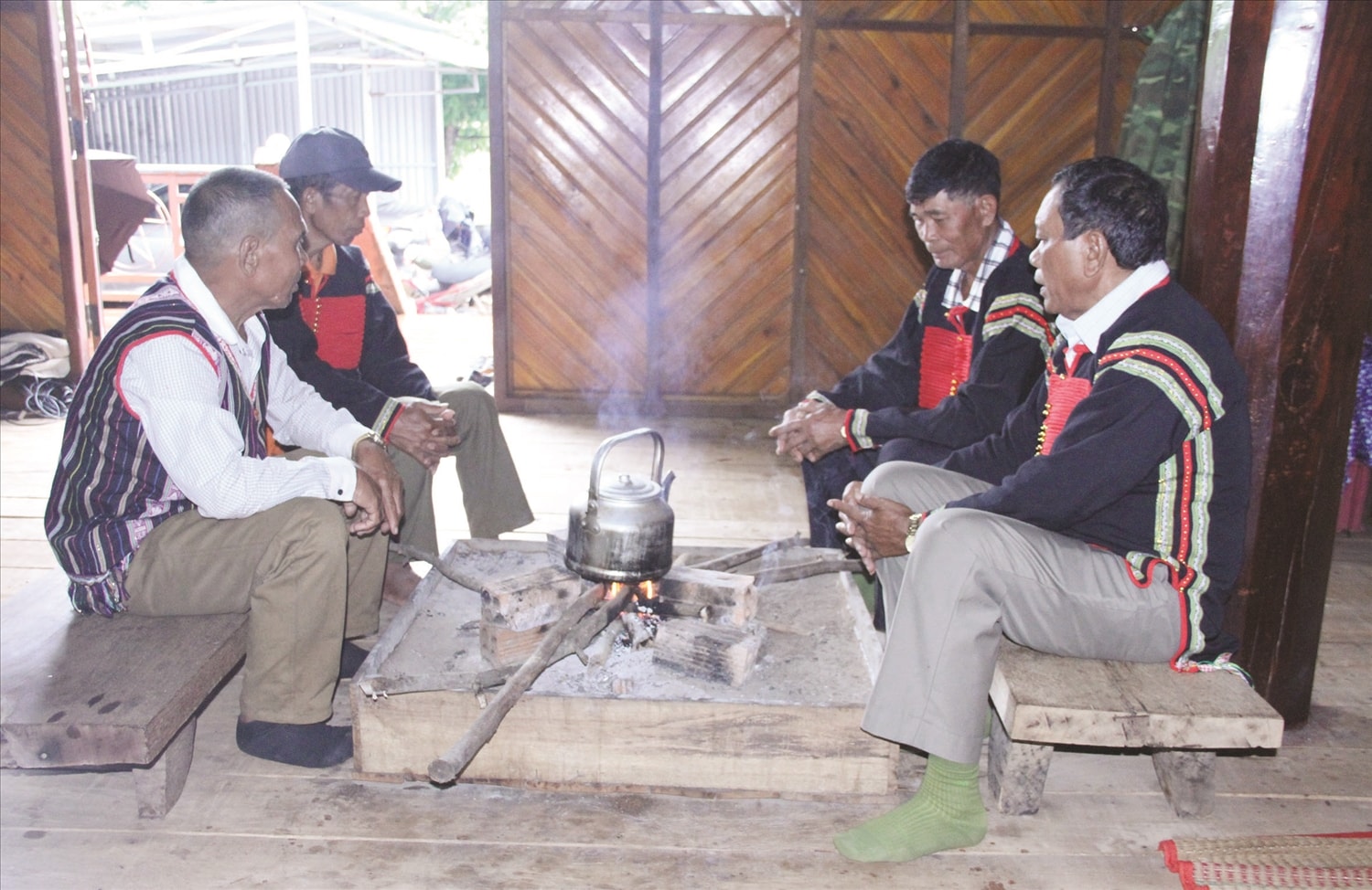  Ông Y Đhun Hmôk (bìa phải) thường xuyên vận động người dân đoàn kết, giúp nhau phát triển