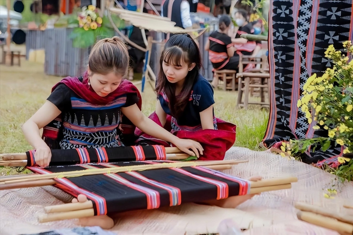 Dèng đóng vai trò quan trọng trong đời sống tinh thần, phong tục tập quán, là nét đẹp văn hóa của đồng bào Tà Ôi