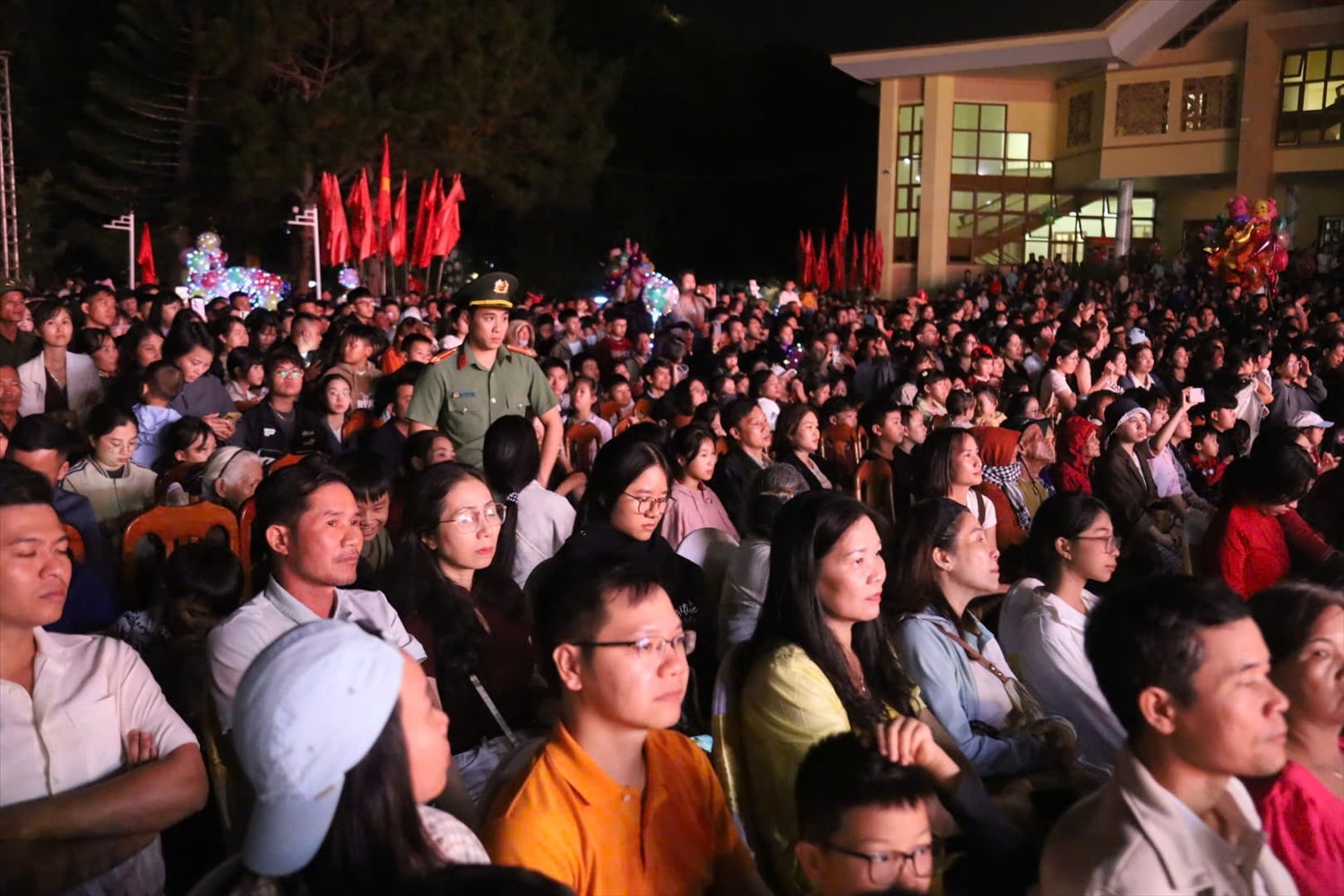 Đông đảo Nhân dân và du khách theo dõi chương trình nghệ thuật Măng Đen – Khát vọng vươn xa. (Ảnh: Ngọc Chí)