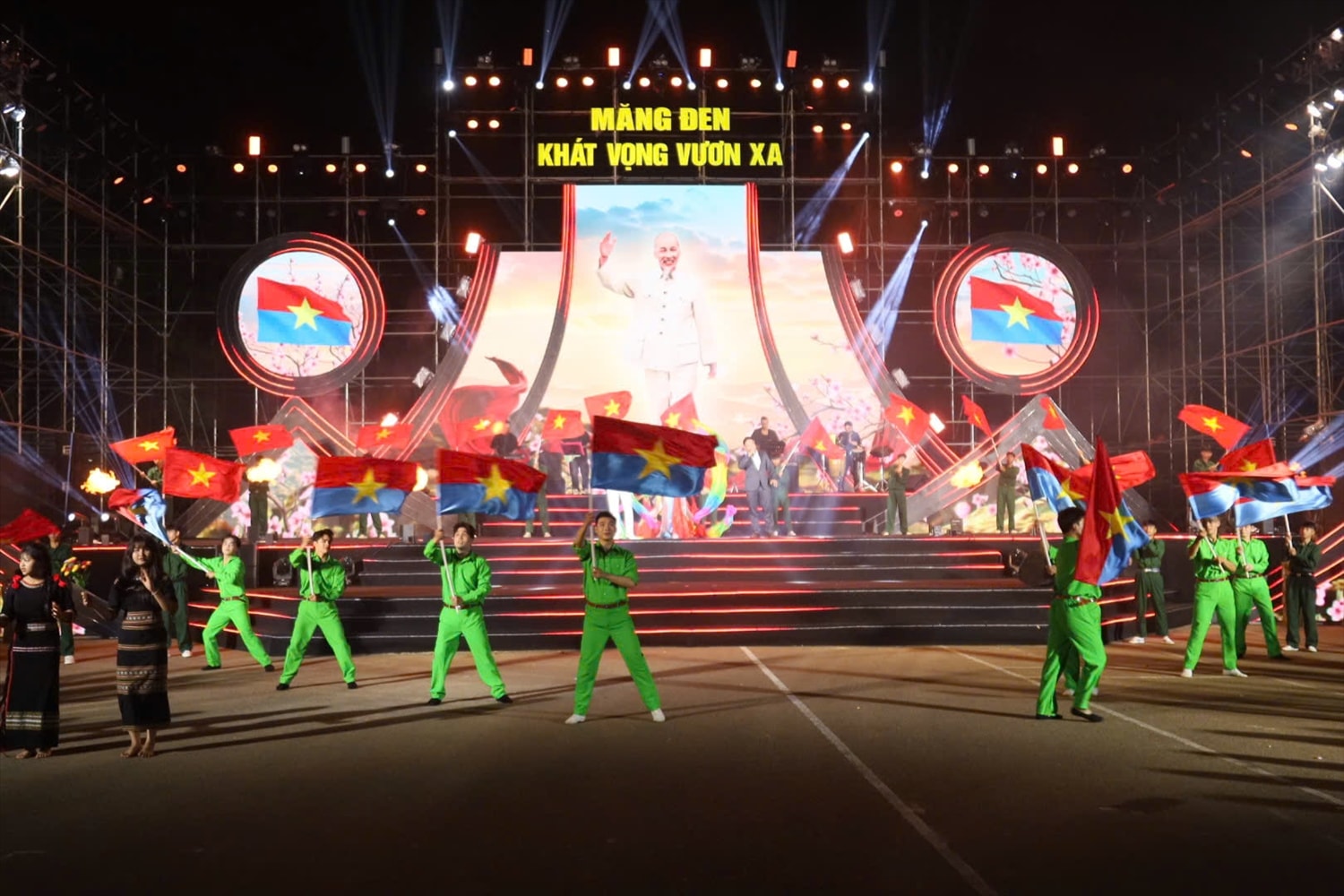 Chương 2 với chủ đề Giai điệu tự hào, đưa khán giả đến với một Măng Đen thấm đẫm mồ hôi và máu xương của những con người yêu nước, làm nên Chiến thắng Măng Đen vang dội. (Ảnh: Ngọc Chí)