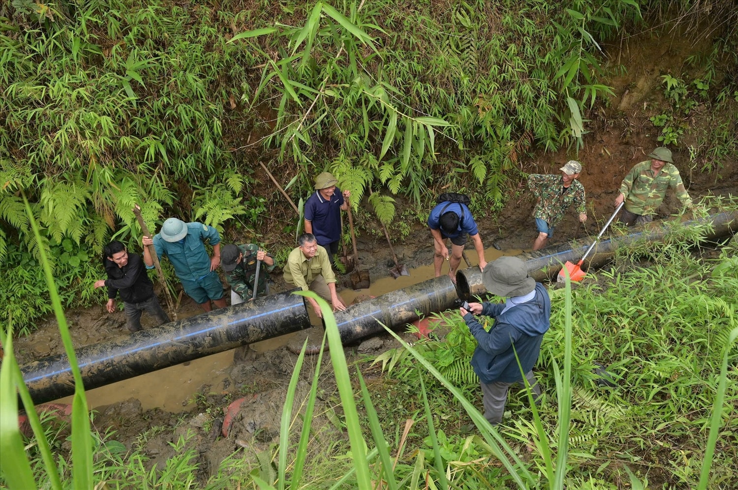 Ngành chức năng xã Văn Bàn tập trung sửa chữa các tuyến kênh mương trọng yếu đưa nước tưới về các cánh đồng (Ảnh Trọng Bảo)