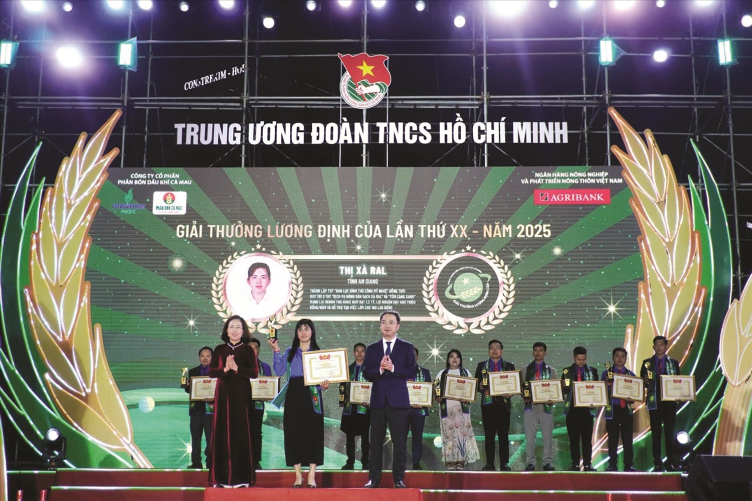 Chị Thị Xà Ral nhận Giải thưởng Lương Định Của tại Hà Nội