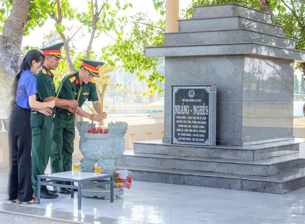 Ngày giỗ của Anh hùng  lực lượng vũ trang Nhân dân Neáng Nghés luôn có các đoàn thể đến thấp nén hương tưởng nhớ.  Ảnh: Lính QK9