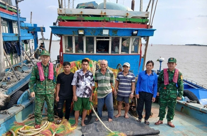 Tổ kiểm soát bắt giữ các đối tượng vi phạm. Ảnh: CTV