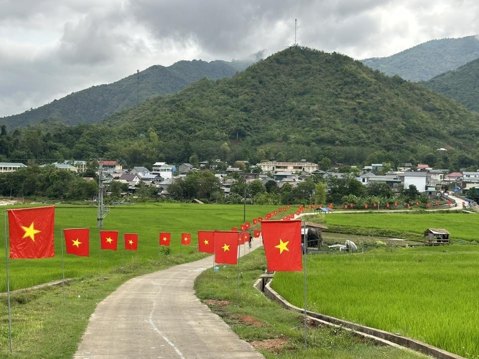 Cờ đỏ sao vàng tung bay nơi biên giới xứ Thanh