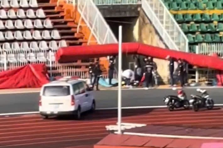 Tay đua Đinh Hoàng Quốc Hiếu được lực lượng y tế sơ cứu tại hiện trường sau khi gặp tai nạn ở vòng chung kết giải đua mô tô vô địch quốc gia 2026 tại Cần Thơ. (Ảnh: Cắt từ video)