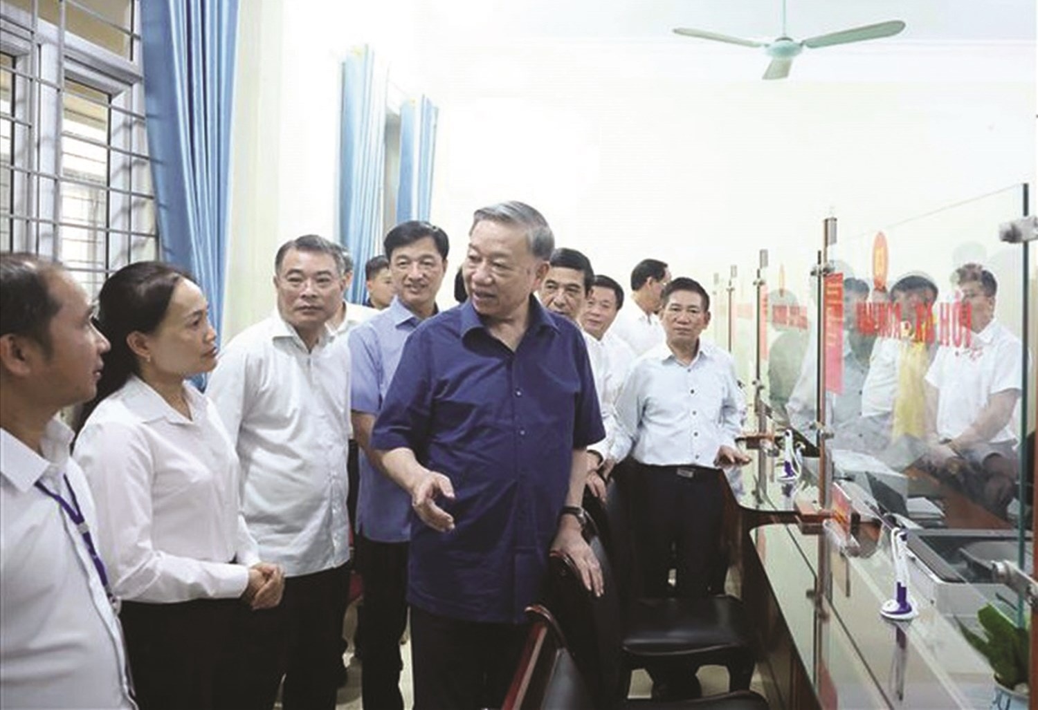 Tổng Bí thư Tô Lâm thăm, kiểm tra Trung tâm Phục vụ Hành chính công xã Si Pa Phìn, tỉnh Điện Biên.  Ảnh: TTXVN