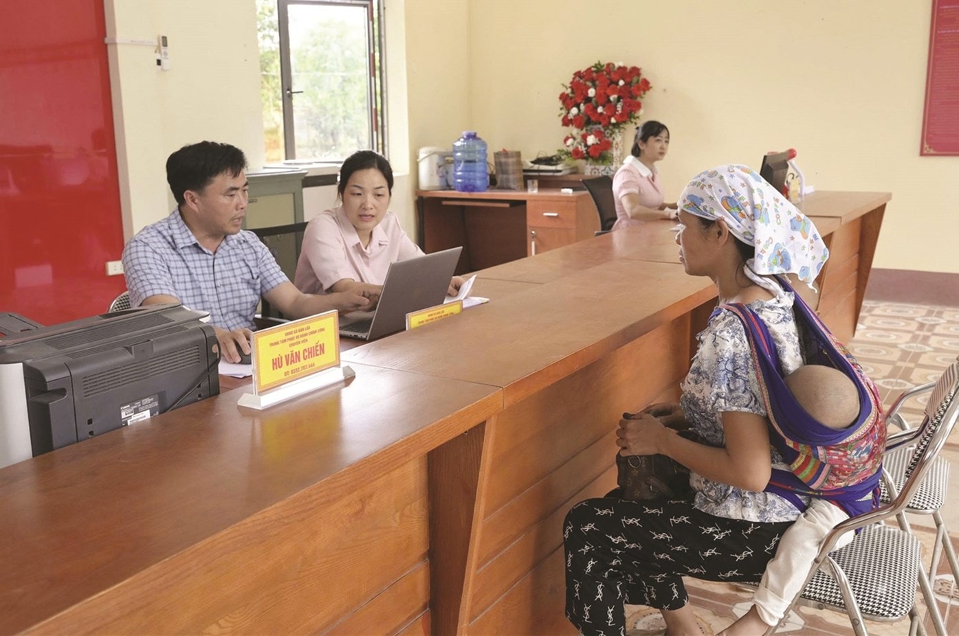 Người dân đến giao dịch tại Trung tâm Phục vụ Hành chính công xã Bản Lầu. Ảnh: Trọng Bảo