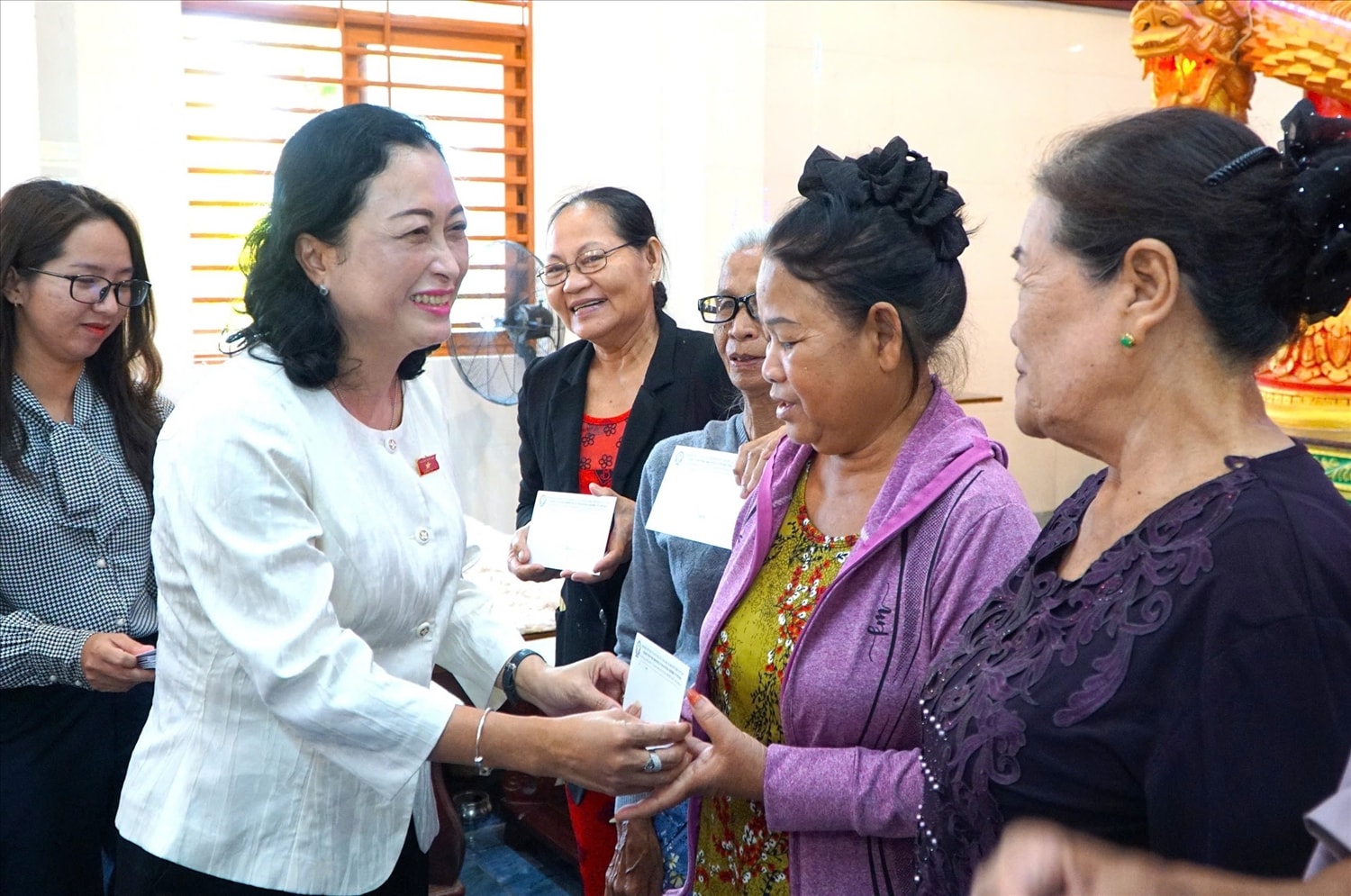Bà Trần Thị Hoa Ry tặng quà và chúc Tết đồng bào Khmer tại Cà Mau nhân dịp Tết cổ truyền Chôl Chnăm Thmây năm 2026