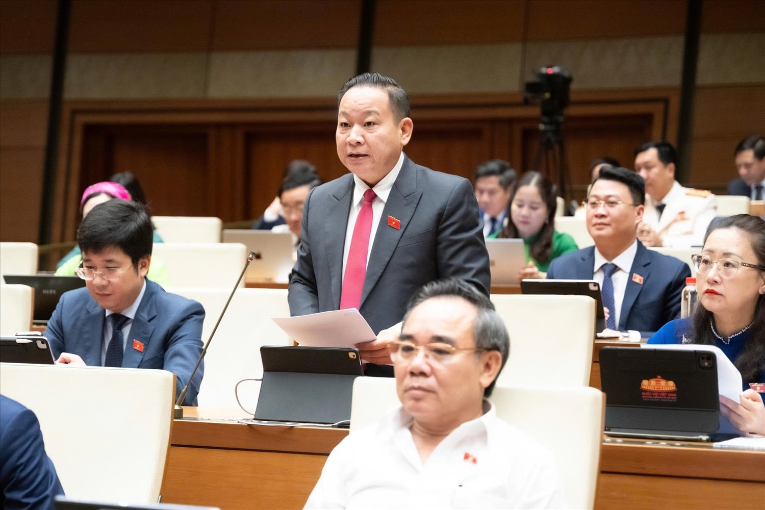 Ông Tráng A Dương phát biểu tại nghị trường.