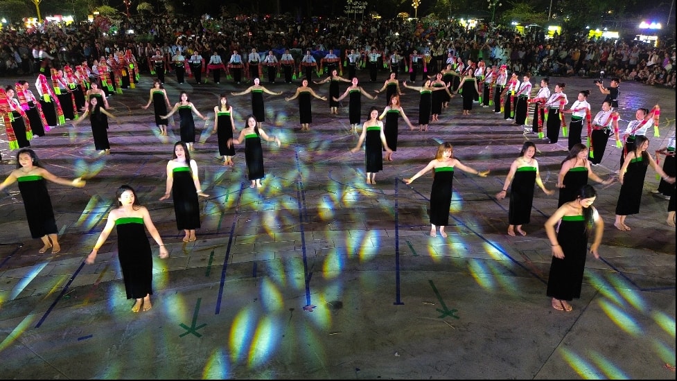 [PHOTO PV] Lào Cai: 800 diễn viên và nghệ nhân tham gia Hội thi “Lung linh vòng xòe” 3