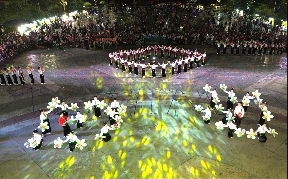 [PHOTO PV] Lào Cai: 800 diễn viên và nghệ nhân tham gia Hội thi “Lung linh vòng xòe” 4