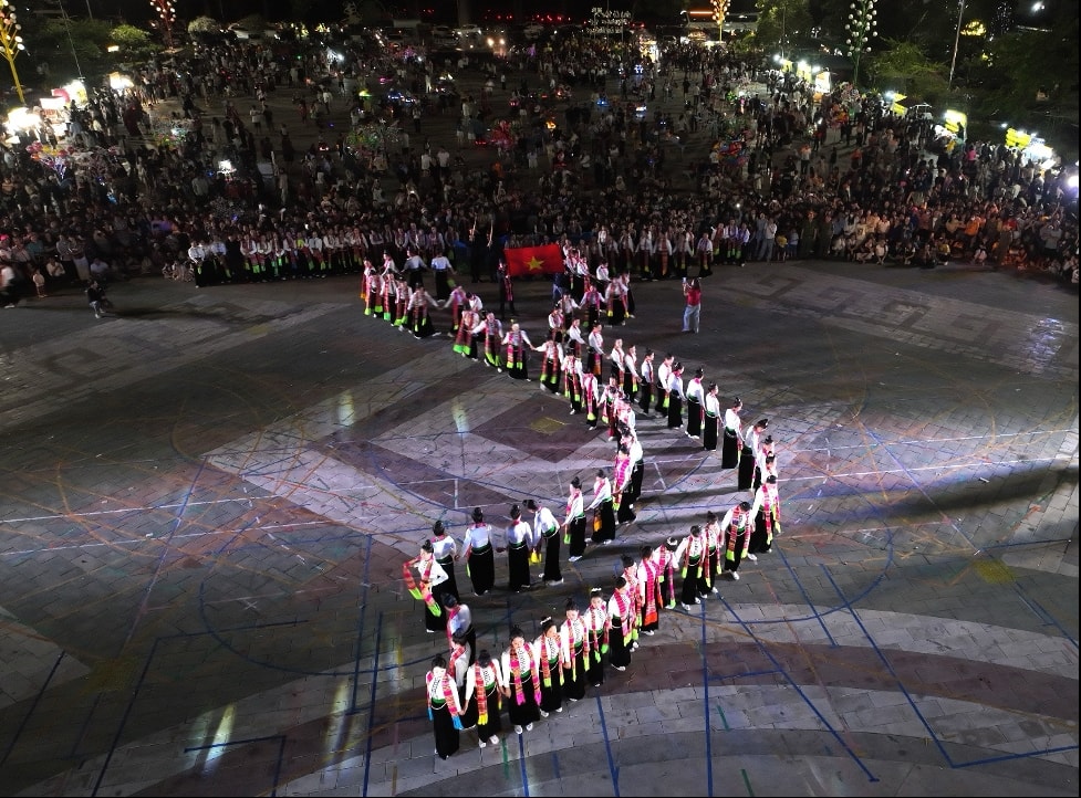 [PHOTO PV] Lào Cai: 800 diễn viên và nghệ nhân tham gia Hội thi “Lung linh vòng xòe” 5