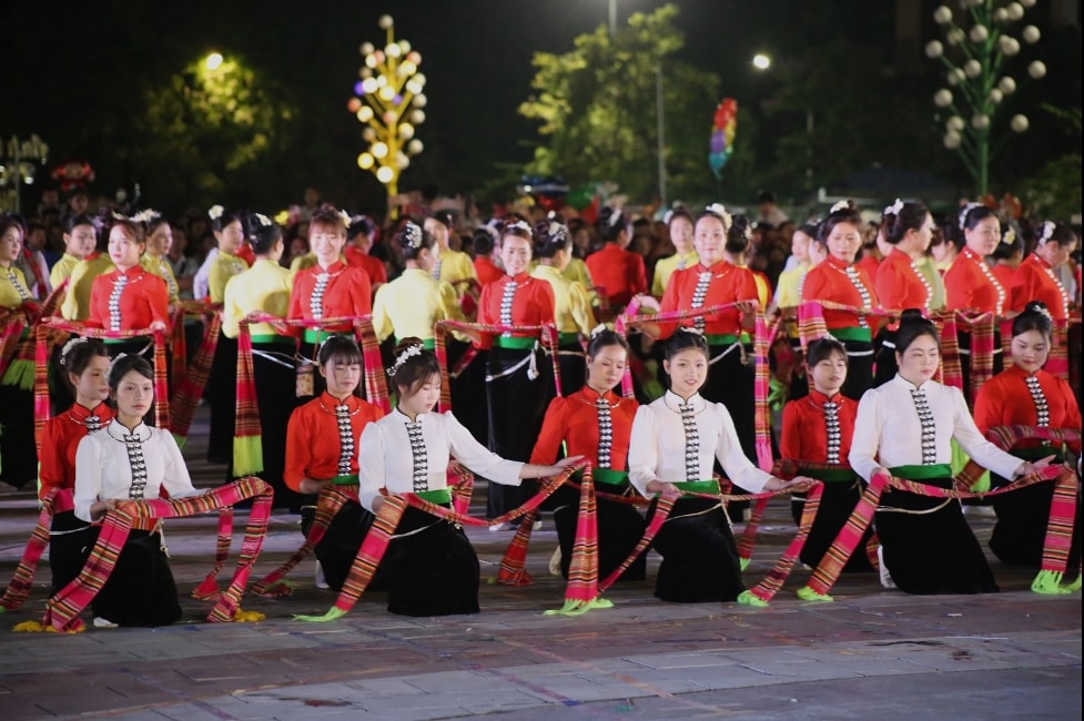 [PHOTO PV] Lào Cai: 800 diễn viên và nghệ nhân tham gia Hội thi “Lung linh vòng xòe” 6