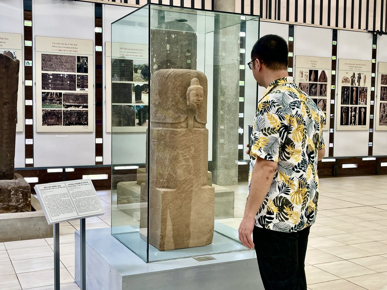 Tại đây, hướng dẫn viên thuyết minh cho du khách về bảo vật quốc gia Ekamukhalinga (Linga một đầu thần). Theo ghi chép, bảo vật này có niên đại vào khoảng thế kỷ VII – VIII, được phát hiện ở sau đền E1 tại di tích Mỹ Sơn vào mùa Đông năm 2012 sau một trận mưa lớn. (Ảnh Huy Trường)