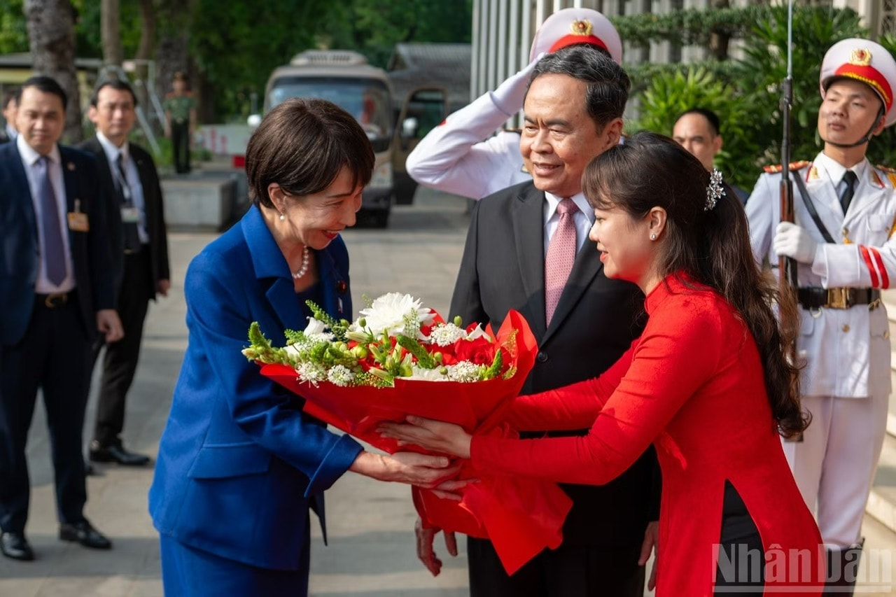 Nhân viên Văn phòng Quốc hội tặng hoa chào mừng Thủ tướng Nhật Bản Takaichi Sanae.
