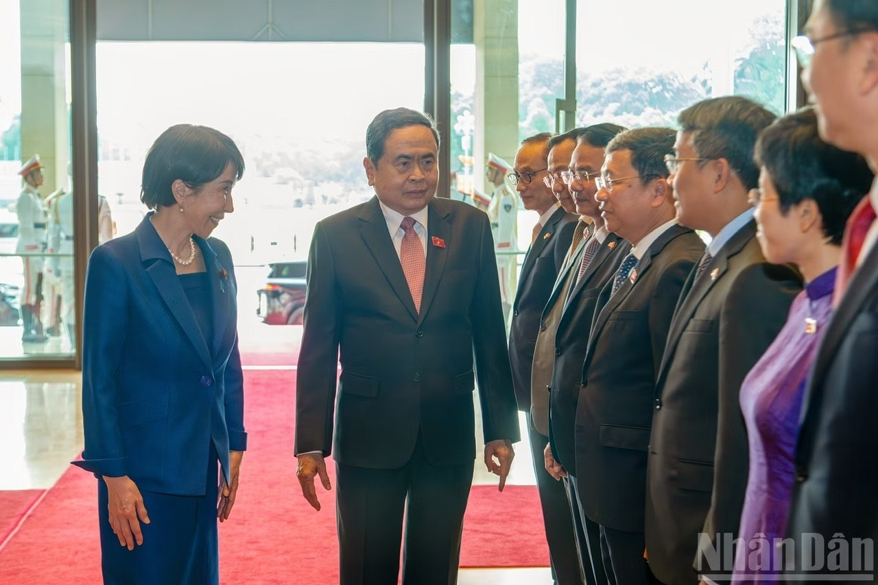 Chủ tịch Quốc hội Trần Thanh Mẫn giới thiệu các đại biểu Việt Nam với Thủ tướng Nhật Bản Takaichi Sanae.