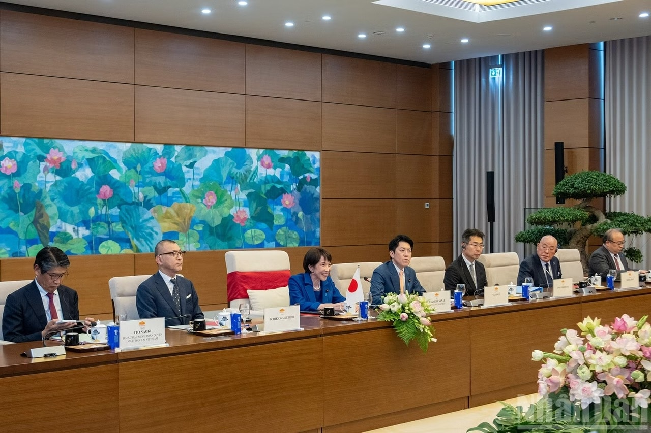Thủ tướng Nhật Bản Takaichi Sanae và các đại biểu tháp tùng tại hội kiến.
