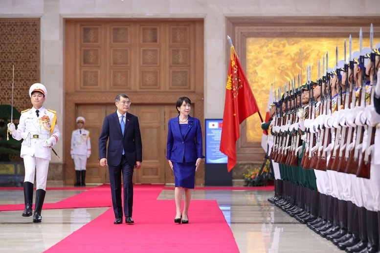 Thủ tướng Lê Minh Hưng và Thủ tướng Takaichi Sanae duyệt Đội Danh dự Quân đội nhân dân Việt Nam - Ảnh: VGP/Nhật Bắc